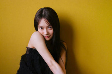 AKB48の新エース・伊藤百花、ほっそり美肩際立つグラビアを披露！万バズの“顔面力”で勝負 画像