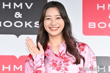 足立梨花、ミニスカ×タイツで圧巻美脚「怒」ポーズショットに「可愛すぎる」「ぜひ怒られたい」と反響 画像