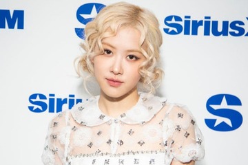 BLACKPINKロゼ「グラミー賞」美脚際立つ変形ドレスに熱視線「見惚れる美しさ」「かっこよすぎ」ブルーノ・マーズとの2ショットも 画像