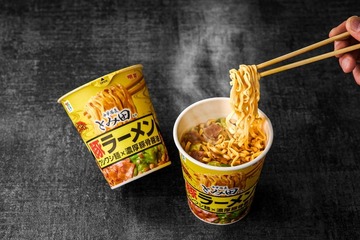 セブン、とみ田監修カップ麺登場 ガーリック練り込み麺×濃厚豚骨醤油スープのガッツリ系 画像