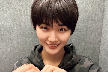 櫻坂46山崎天、男装で“撮影者”井上梨名にファンサ「櫻撮」先行カット解禁 画像