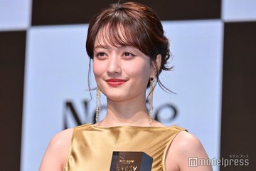 谷まりあ、ゴールド輝くノースリドレスで抜群スタイル マスク着用でも「目元で気付いてもらうことが多い」【Beauty of the year 2026】 画像