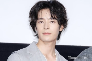 塩野瑛久「ダウンタイム」鼻テーピング＆ぱっちり二重のドラマオフショット公開「再現度すごい」「可愛すぎ」と反響 画像