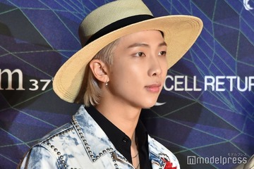 BTS・RM、肉体美際立つ筋トレ中ショット話題「タトゥー？」「彫刻のような美しさ」 画像