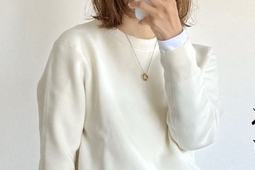 ユニクロの白ニット×ネイビーパンツで魅せる、大人の品格コーデ。ポイントはニットのきちんと感【40代の毎日コーデ】 画像