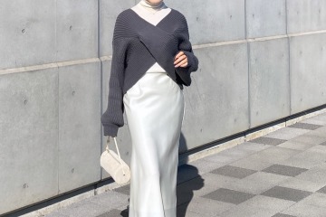 ユニクロの白タートルが名脇役。サテンスカートを冬から楽しむ大人のクリーンな着こなしテク【40代の毎日コーデ】 画像