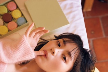 乃木坂46川崎桜、ベッドに仰向け マカロン頬張る甘々カット解禁【1st写真集「エチュード」】 画像
