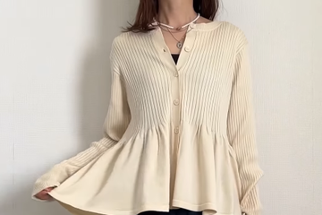 ペプラムニットは大人のコンサバコーデの最適解。ユニクロの銘品パンツ合わせで気になるお腹＆ヒップもスマートにカバー【40代の毎日コーデ】 画像