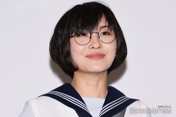 新しい学校のリーダーズ・SUZUKA、セーラー服脱いだ“別人級”ショットに驚きの声「一瞬誰かと」「眼鏡なしで雰囲気変わる」 画像