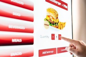 タッチパネルが難関すぎる！「63歳新人」がファストフード店で直面した、リアルで切実な“壁”とは？ 画像