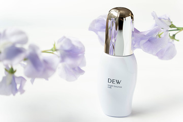 しょんぼり肌が、光を反射するツヤ肌に！ レフ板のようなDEWの新しいブライトニング乳液は大人肌の味方 画像