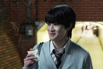 山時聡真、主演映画「90メートル」新規場面写真独占解禁 複雑な胸の内・柔らかな笑顔を切り取った4枚 画像