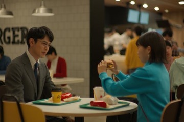 夜マック「倍バーガー」今年で8周年 妻夫木聡＆伊藤沙莉が兄妹役でCM再共演 画像
