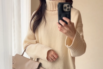 春直前の寒さに映える白タートル。暖かいのに顔周りが華やかになる、今、着たい着こなし【40代の毎日コーデ】 画像