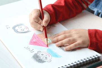 「絵を見てもらえなかった」と落ち込む孫　祖父がリビングに行くと⇒粋な計らいに「また描くね！」 画像