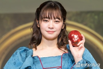 「御上先生」吉柳咲良、大胆スリットから美脚全開「腰の位置がレベチ」「着こなせるのすごい」と絶賛の声 画像