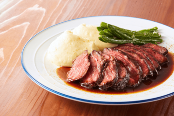 北欧で…ステーキを注文したら衝撃の光景！？肉の下から“予想外の食材”が出現⇒その後の”追い打ち”に「思わず笑った」「もう見たくない」 画像