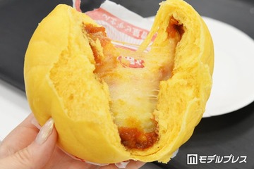 ファミマ“増量”ピザまんを実食！のびーるチーズ＆コク旨トマトの間違いない美味しさ＜45％増量作戦＞ 画像