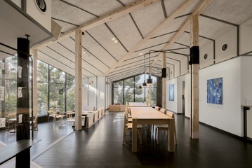 スタバ、東京・谷中の新店舗「カフェ & アートギャラリー」自然と吹き抜けが心地よい木造建築 画像