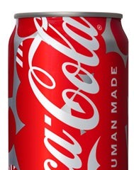 「コカ・コーラ」HUMAN MADEデザインのコラボ缶、ファミマに数量限定で登場 画像