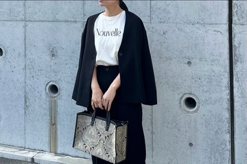 黒のセットアップをスニーカーで崩す。普段使いもオフィスでも映えるクールな着こなし【40代の毎日コーデ】 画像