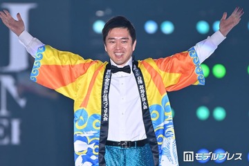 吉村大阪府知事、“顔隠し”堂々ランウェイ「究極に緊張してます」ステージで衣装チェンジも【関コレ2026S/S】 画像