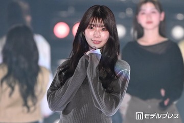 元日向坂46高本彩花、小花柄パンツ×レイヤード風トップスのラフコーデ 華やかオーラで視線独占【関コレ2026S/S】 画像