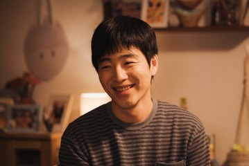 人気芸人「時すでにおスシ！？」“遺影”でサプライズ登場 TBSドラマ初出演で主人公の亡き夫役「かなり気合いが入っていたのですが、まさかの遺影でした」 画像