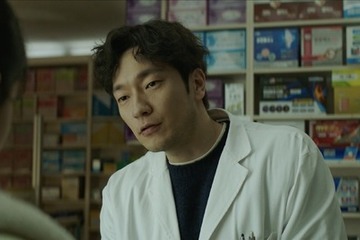 「彼ならぴったり」監督が直々オファー！ソン・ソック、優しさ溢れる癒しの薬剤師を熱演『大丈夫、大丈夫、大丈夫！』本編映像 画像