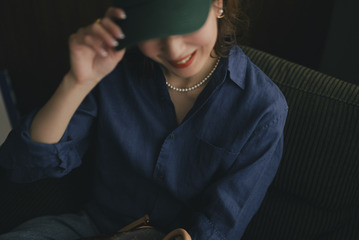 「これが磁気ネックレス!?」重度の肩コリに悩まされ続けてきた47歳ライターが、“とんでもないパール”を「いつものユニクロ」に合わせてみたら？ 画像