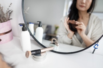 40代、節約で選んだコスメがオバさんっぽさの元凶かも……！プチプラファンデの見極め方とは 画像