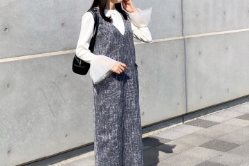 一枚でこなれる。ツイード素材のジャンパースカートを主役にした春のきれいめモノトーン【40代の毎日コーデ】 画像