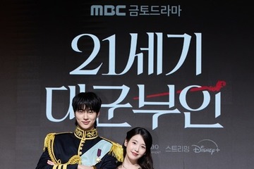「21世紀の大君夫人」最も視聴された韓国ドラマに！「眼福カップル」IU×ビョン・ウソクのインタビュー＆吹替え版予告編到着 画像