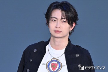 「ブルーロック」実写化出演話題・綱啓永、12個ボタンジャケット着こなす シンプルコーデでスタイル輝く【ガルアワ2026SS】 画像