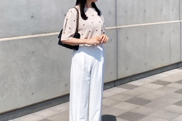 ドット柄×【ユニクロ】白パンツ。初夏に映える爽やかな着こなし【40代の毎日コーデ】 画像