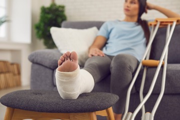 酒乱夫に骨折させられたまま出産、勝手に自宅解約。壮絶な離婚後、DV前夫からの養育費6万円の振込が停止！ どうしたら支払ってもらえる？【行政書士が解説】 画像