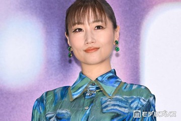 大塚愛、美脚透けるミニスカ＆黒タイツ姿披露「大人の魅力が爆発」「憧れるスタイル」と反響 画像