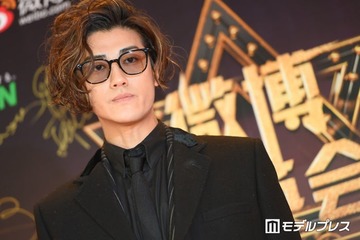 赤西仁、若かりし頃の父を初顔出し「鼻と輪郭がそっくり」「めちゃくちゃモテそう」と反響続々 画像