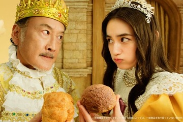吉田鋼太郎＆八木莉可子、ゴージャスな王と姫に変身 ファミマ新CMでシュークリームに悶絶 画像