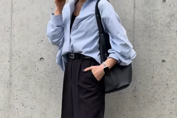 ブルーシャツ×ブラックワイドパンツが大人かっこいい。きれい見えとアクティブ感を両立する着こなし術【40代の毎日コーデ】 画像
