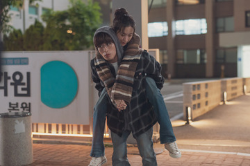 「本物の恋人同士のよう」ムン・ガヨン＆ク・ギョファンのカップル場面写真解禁『サヨナラの引力』 画像