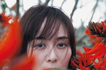 比嘉愛未、鮮烈な眼差し披露 初エッセイ集「またね。」収録カット公開 画像