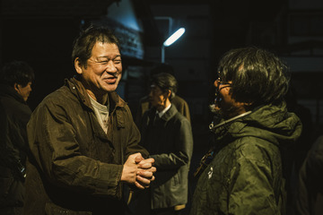 「これは悲惨」佐藤二朗の断髪式や丸山隆平＆MEGUMIら共演『名無し』　和気あいあいメイキング解禁 画像