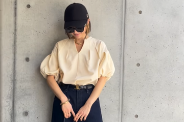 【ユニクロ】バギーカーブジーンズで脚長に。ふんわりブラウス合わせの大人の甘辛カジュアル【40代の毎日コーデ】 画像