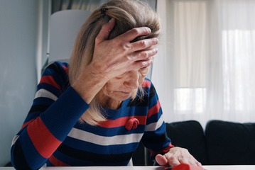「貯蓄2700万円でも安心できない」60歳女性・夫の急死で年金が月25万円→14万円に⁉ もしも今、夫が亡くなったら「おひとりさま」でも生きていけるお金はある？ 画像