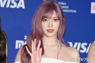 IVEイソ、ミニ丈からほっそり美脚際立つ「スタイルレベチ」「透明感すごい」と反響 画像