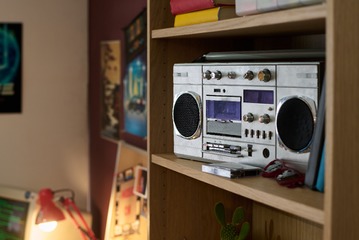 「ラジオ局」ってどのくらい稼げるの？実は意外と安定しているらしい…教養として知っておきたい「ラジオ業界のお金事情」 画像