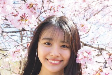 豊島心桜、桜の木の下で豊満バスト輝く「週プレ」表紙登場 画像
