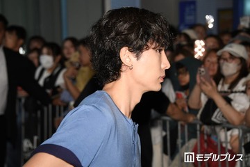 安達祐人、原宿に颯爽と現れる シンプルTシャツ姿で魅力全開 画像