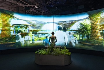 万博で話題のアンドロイド展示が東京上陸 「いのちの未来＋」として新シナリオ追加、対話体験も 画像